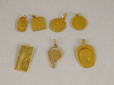 Lot de médailles religieuses en or jaune 18 K 