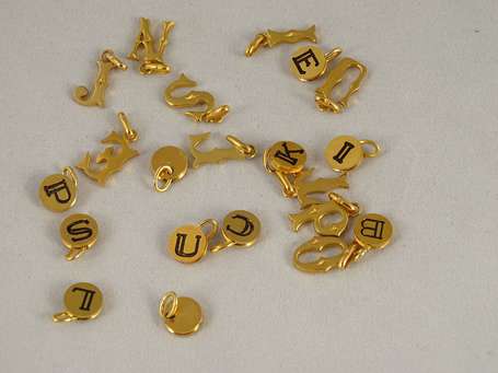Lot de pendentifs en forme de lettre en plaqué or.