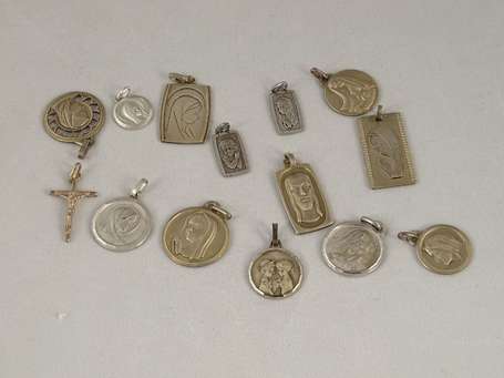 Lot de médailles religieuses en argent. P 36 g