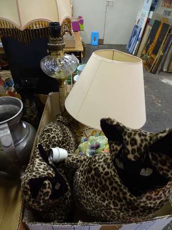 Lot de lampes et chats en tissus.  Non expediable 