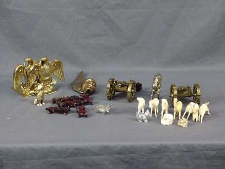 Lot objets décoratifs en bronze et résine