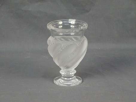 Lalique France Vase à torsades (éclats à la base) 