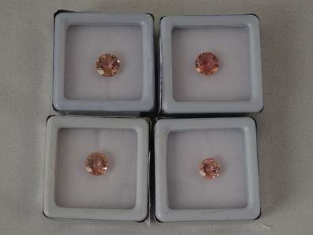 Lot de 4 tourmalines roses taille ronde, l'une de 