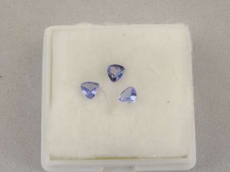 Lot de 3 tanzanites, taille trillion.