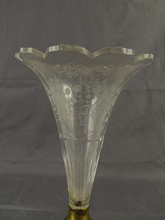Paire de vases flute en cristal gravé de 