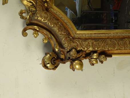 Miroir le cadre doré à frise de palmes et fleurs, 