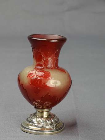 Gallé - Petit vase renflé en verre bicouche rouge 