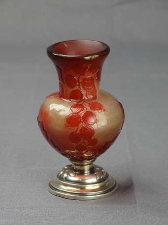 Gallé - Petit vase renflé en verre bicouche rouge 