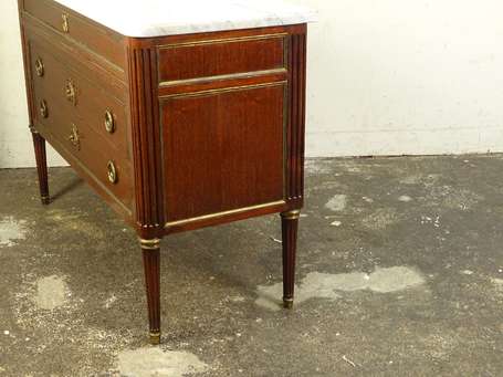 Commode en acajou et placage d'acajou, elle ouvre 