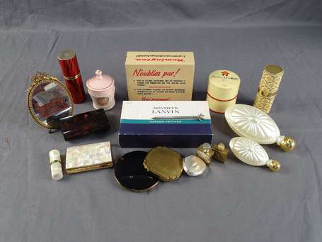 Lot de cadeaux de parfumeurs et divers