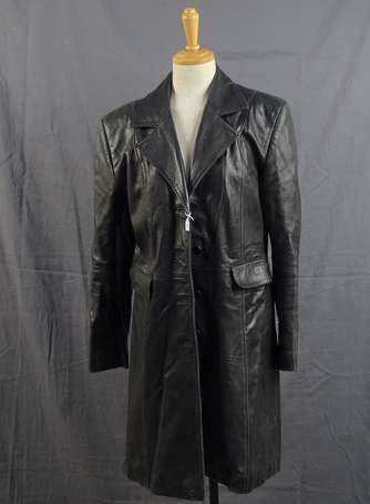 Manteau en cuir noir, les poches manches plaquées.