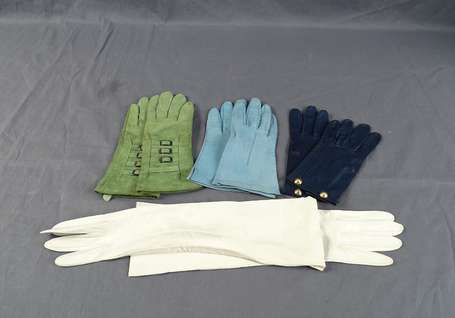 Quatre pairs de gants en cuir.