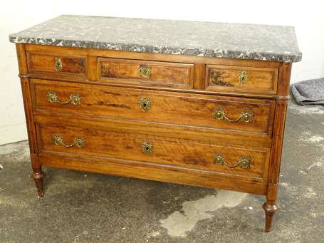 Commode en bois fruitier, elle ouvre à trois 