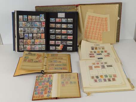 Dans 1 boite platique 4 albums de timbres divers 