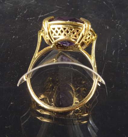 Bague en or jaune 18 K 750°/°°) montée d'une 