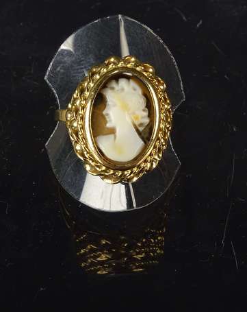 Bague en or jaune 14 (585°/°°) montée d'un camée 