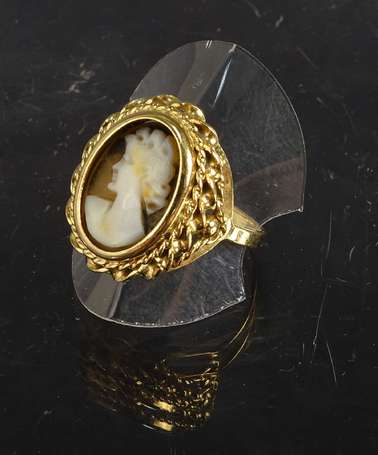 Bague en or jaune 14 (585°/°°) montée d'un camée 