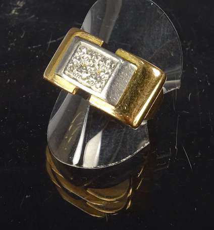 Chevalière en or jaune et or gris 14K  (585°/°°). 