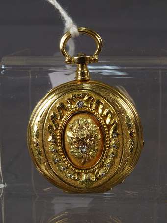 Montre pendentif En or 750°/°°° le dos à décor 