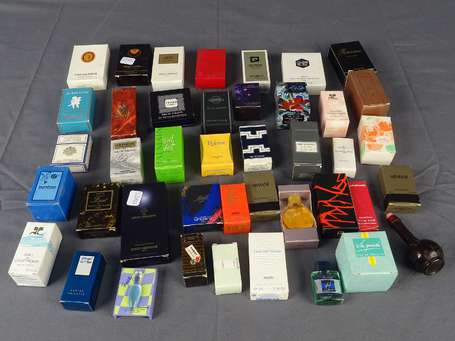 Divers parfumeurs 40 miniatures à parfum en boites