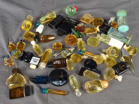 Divers parfumeurs environ 50 miniatures à parfum 