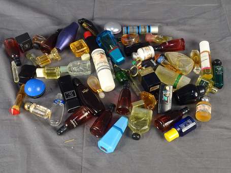 Divers parfumeurs environ 50 miniatures à parfum 