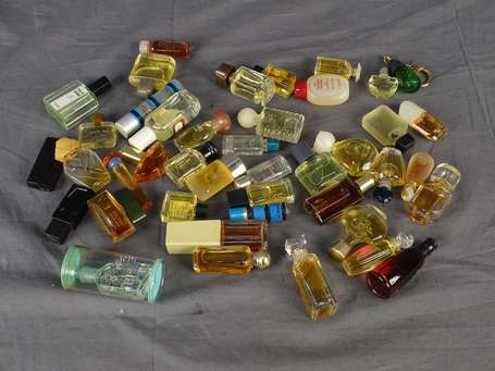 Divers parfumeurs environ 40 miniatures à parfum 