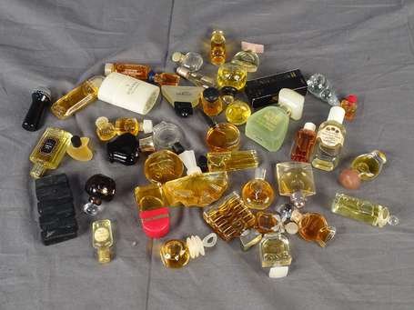 Divers parfumeurs environ 40 miniatures à parfum 