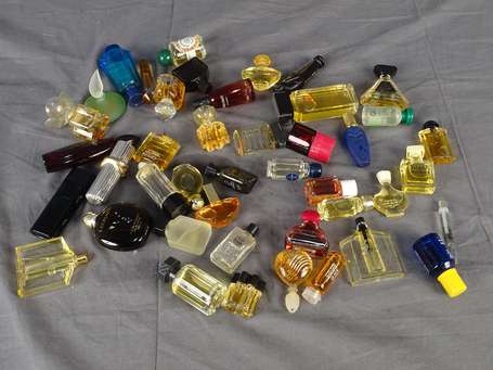 Divers parfumeurs environ 40 miniatures à parfum 