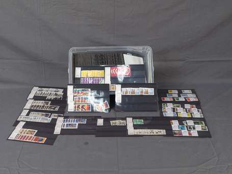 Une boite en plastique stock de timbres de France 