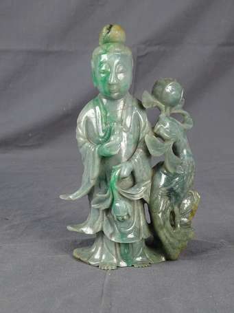 CHINE Kwanyin et phœnix Sujet en jade veiné. H. 