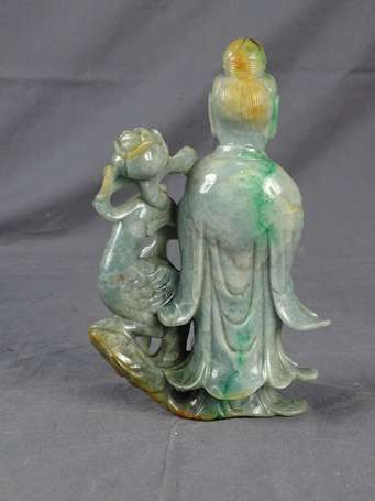 CHINE Kwanyin et phœnix Sujet en jade veiné. H. 