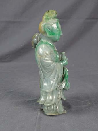 CHINE Kwanyin et phœnix Sujet en jade veiné. H. 