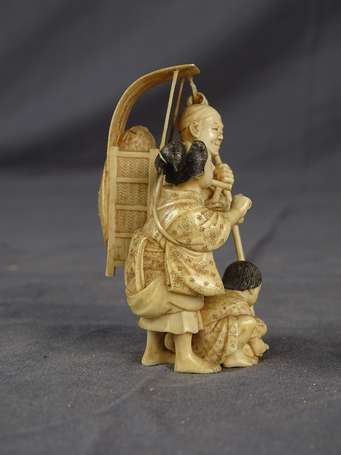 JAPON Début Xxème siècle Okimono en ivoire, il 