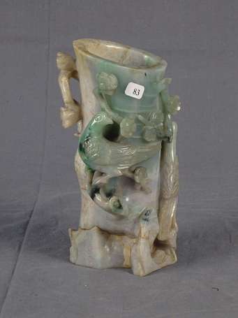 CHINE Vase tube En jade nuancé céladon et laiteux,