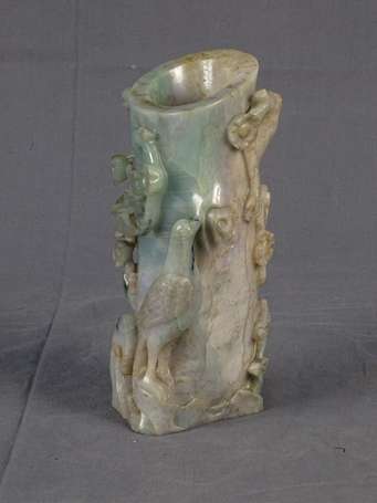 CHINE Vase tube En jade nuancé céladon et laiteux,
