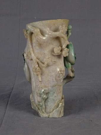 CHINE Vase tube En jade nuancé céladon et laiteux,