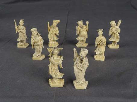 CHINE Personnages Huit Sujets en os H. 6,5 cm 