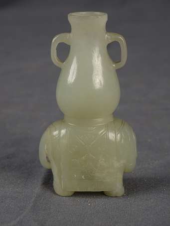 CHINE Petit Vase en jade laiteux, il est porté par
