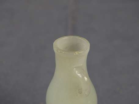 CHINE Petit Vase en jade laiteux, il est porté par