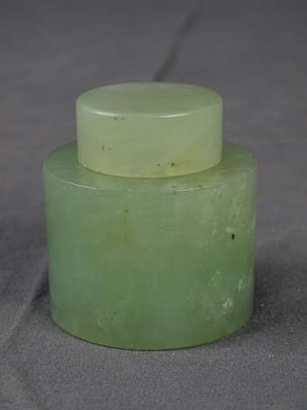 CHINE Petite boite ronde en jade céladon. H. 5 cm
