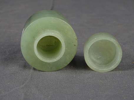 CHINE Petite boite ronde en jade céladon. H. 5 cm