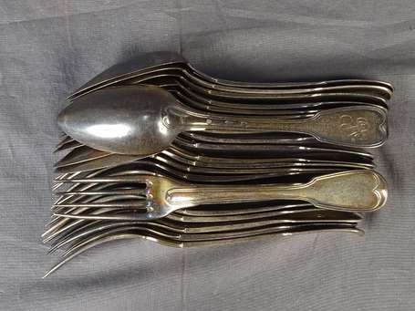 Douze Couverts en argent, modèle filet, la spatule