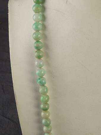Collier de perles de jade L. 96 cm
