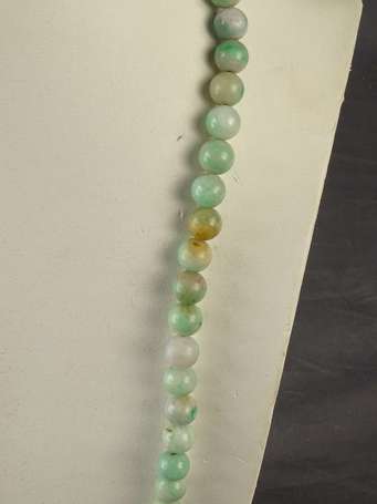 Collier de perles de jade L. 96 cm