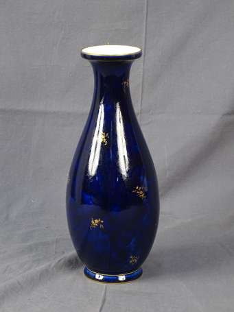 SEVRES Vase fuselé en porcelaine émaillée bleu de 