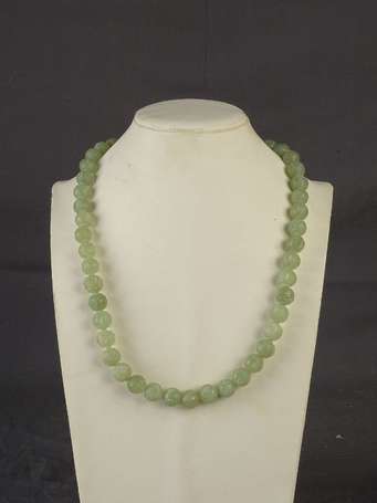 Collier de perles de jade ciselées L. 64 cm