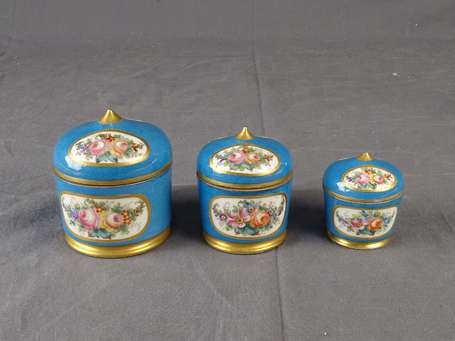 Trois pots à pommade en porcelaine bleu roi, décor