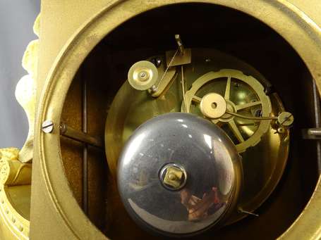 Pendule en bronze doré, le cadran souligné d'un 