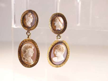 Paire de boucles d'oreilles anciennes en or jaune 